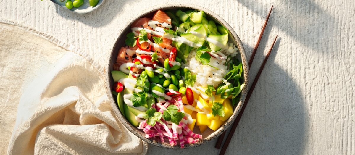 Poke bowl med marinerad lax och grönsaker
