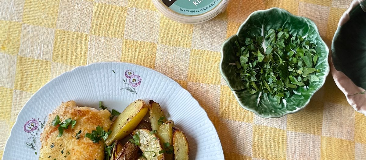 Panerad fisk med klyftpotatis, ärtor & remouladsås