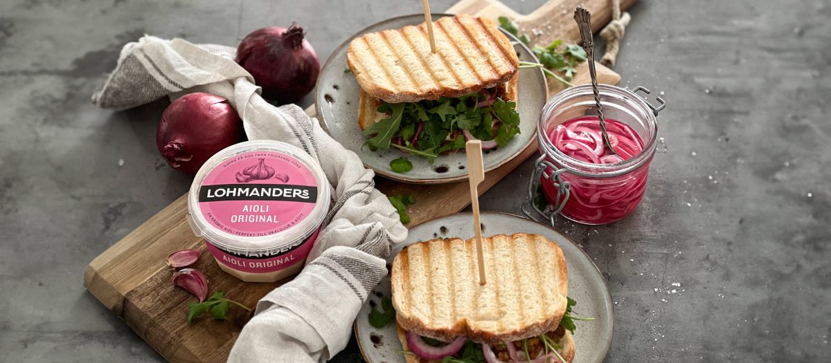 Steak sandwich med aioli & picklad rödlök