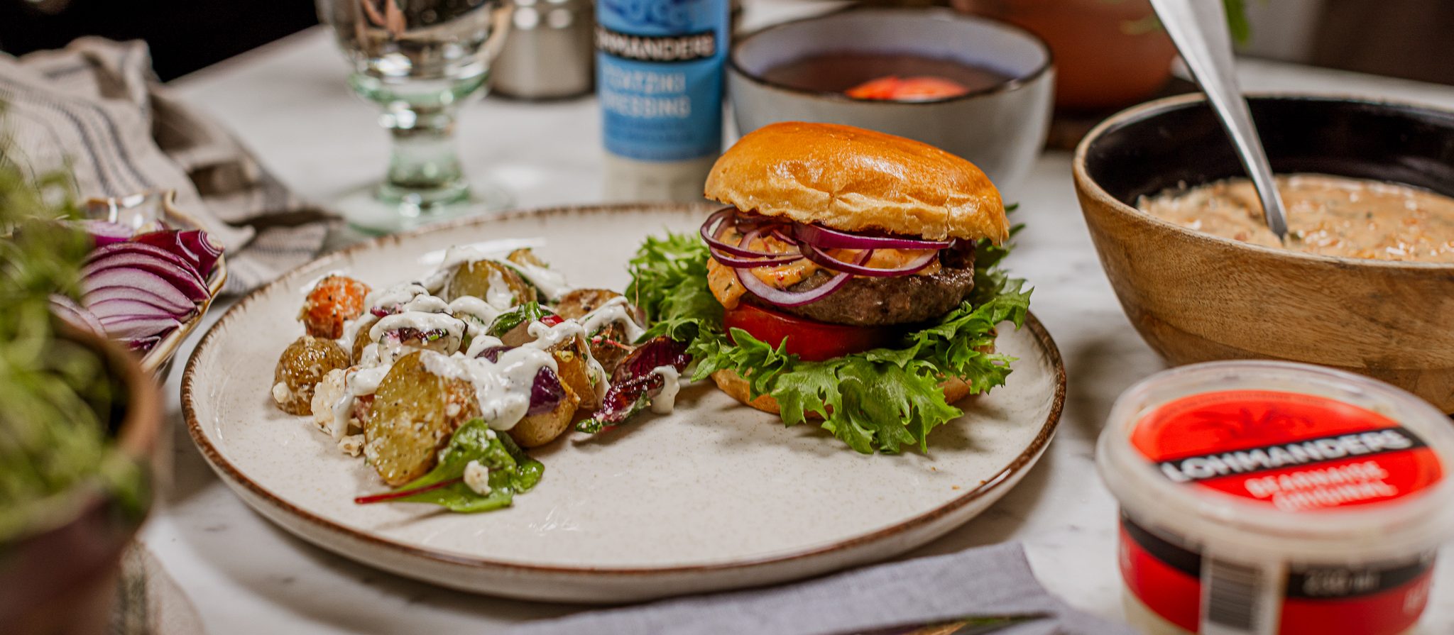 Hamburgare med rotfruktssallad och kimchi- & bea-röra