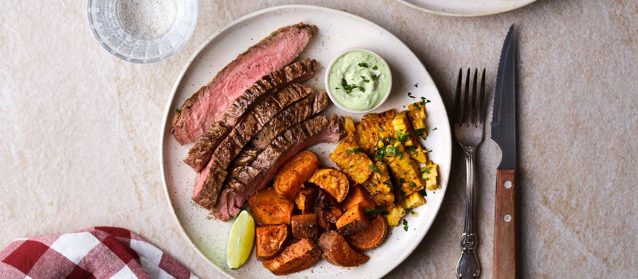 Grillad flankstek med chimichurrimajo, rostad sötpotatis & grillad majs
