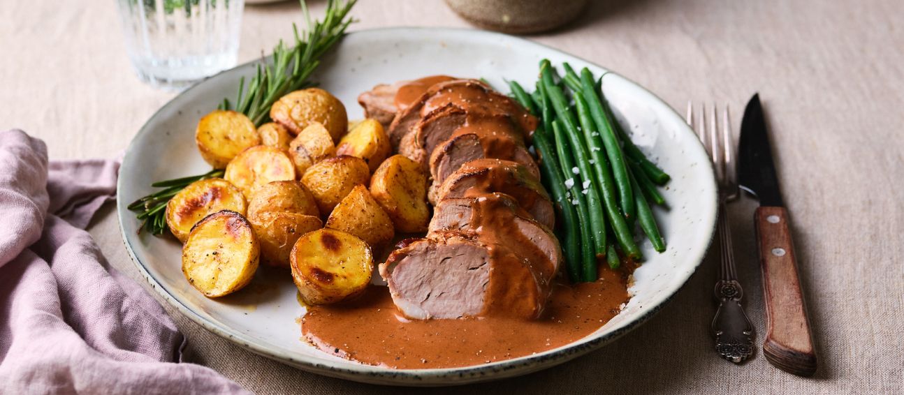 Fläskfilé med pepparsås, ugnsrostad potatis och haricots verts